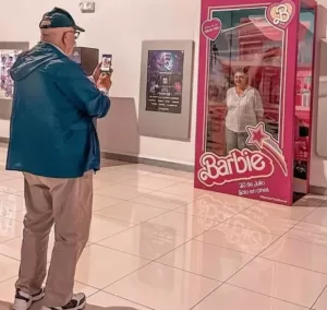 abuelitos disfrutan barbie